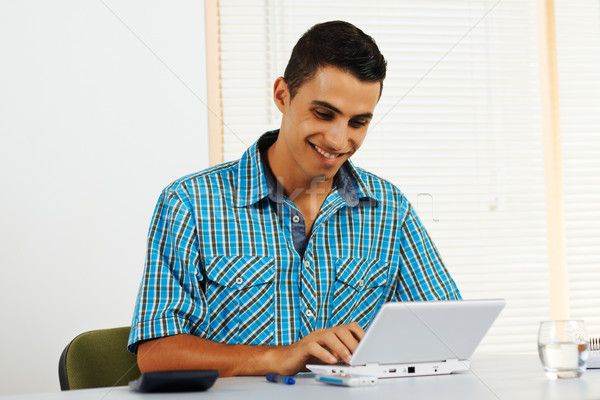 Stockfoto: Jonge · man · met · behulp · van · laptop · mooie · business · computer · water