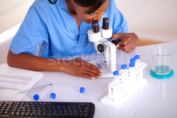 Toegewijd wetenschappelijk vrouw werken laboratorium top Stockfoto © pablocalvog