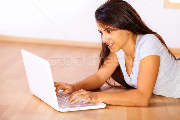 Stockfoto: Vrouw · met · behulp · van · laptop · portret · cute · jonge · vrouw · glimlach