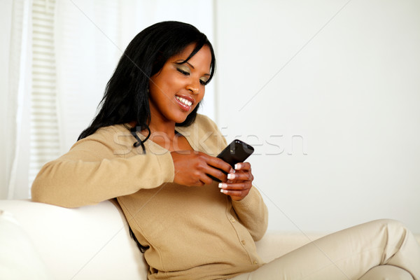Jonge vrouw bericht mobieltje portret vergadering Stockfoto © pablocalvog