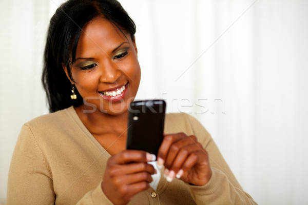 Aantrekkelijk zwarte vrouw portret mobiele telefoon Stockfoto © pablocalvog