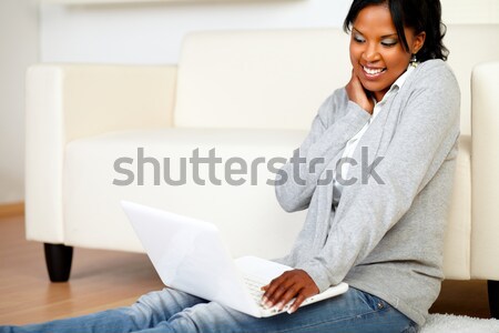 Сток-фото: улыбаясь · используя · ноутбук · портрет · диван · домой