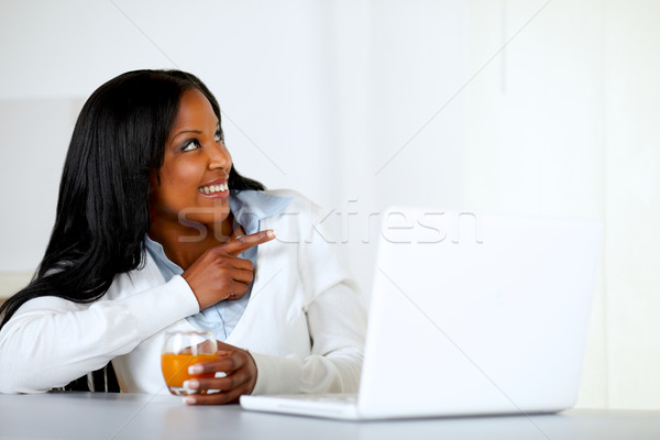 Foto stock: Mulher · jovem · indicação · retrato · potável · suco · de · laranja · olhando