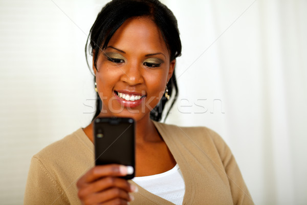 Stockfoto: Charmant · zwarte · vrouw · bericht · mobieltje · portret