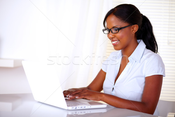 Zdjęcia stock: Elegancki · kobieta · interesu · pracy · laptop · czarny · okulary