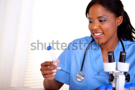 Stockfoto: Verpleegkundige · naar · reageerbuis · laboratorium · glimlach · arts