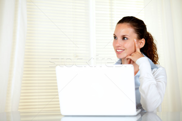 Stockfoto: Peinzend · kaukasisch · jonge · vrouw · naar · laptop