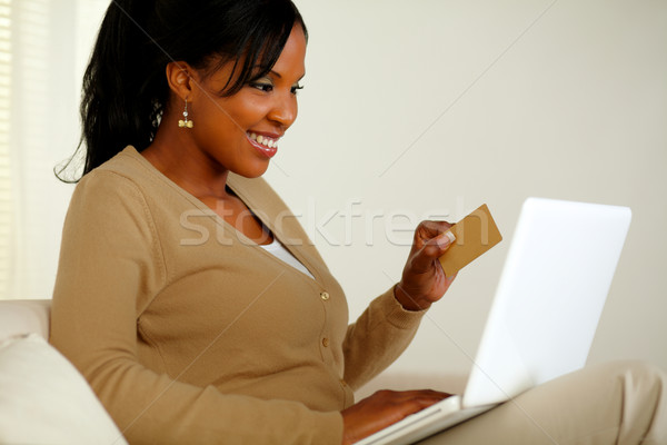 Foto stock: Mulher · jovem · ouro · cartão · de · crédito · laptop · retrato