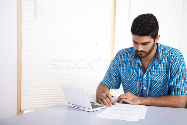 Junger Mann Studium arbeiten Computer Dokumente Stock foto © pablocalvog