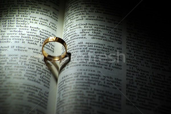 Anillo anillo de bodas corazón sombra Biblia Foto stock © Pakhnyushchyy