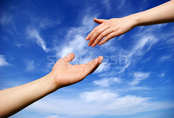 Segítő kéz égbolt kéz kézfogás törődés emberi Stock fotó © Pakhnyushchyy