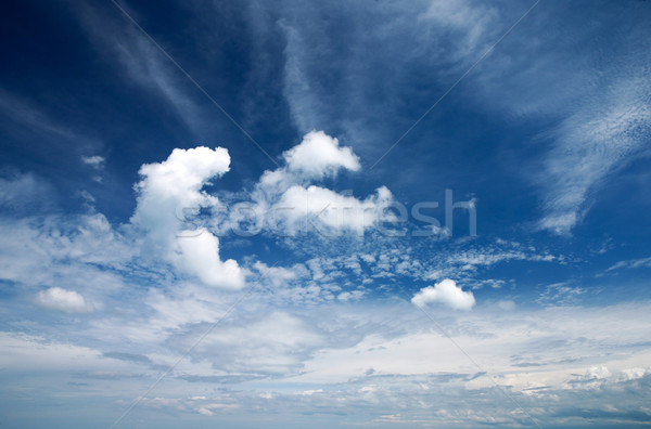 Nori Blue Sky cer peisaj fundal frumuseţe Imagine de stoc © Pakhnyushchyy