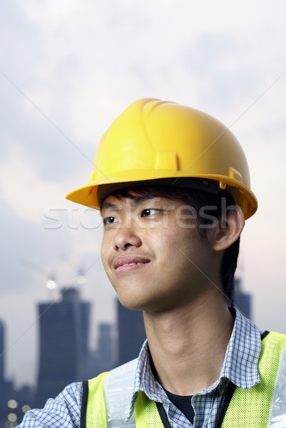 Tineri asiatic construcţie inginer galben Imagine de stoc © palangsi