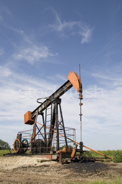 Pozo de petróleo bombear bajo vista naranja negro Foto stock © pancaketom