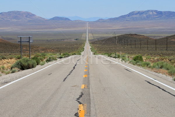 Eenzaam snelweg Nevada breed vallei rechtdoor Stockfoto © pancaketom