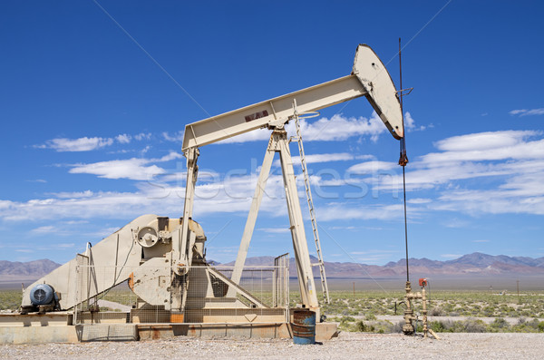 Deserto poço de petróleo bombear energia elétrico produção Foto stock © pancaketom