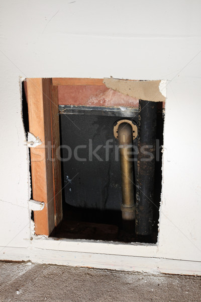Płyt gipsowo-kartonowych otwór wanna drenażu instalacyjnych rur Zdjęcia stock © pancaketom