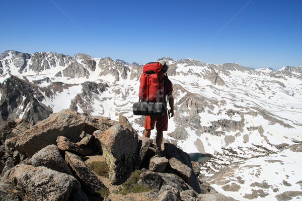 Stok fotoğraf: Backpacker · dağ · arkadan · görünüm · erkek · aşağı · bakıyor