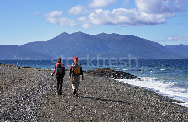 Pár trekking tengerpart tájkép sétál hát Stock fotó © pancaketom