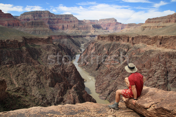 Uomo Grand Canyon seduta guardando verso il basso granito panorama Foto d'archivio © pancaketom