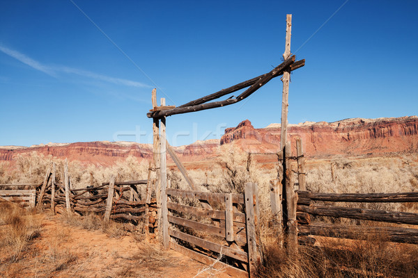 Starych zachodniej ranczo bramy indian zatoczka Zdjęcia stock © pancaketom