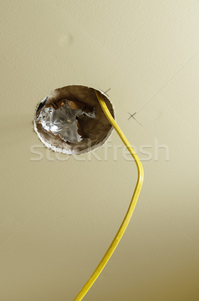 Plafond lumière installation trou placoplâtre maison Photo stock © pancaketom