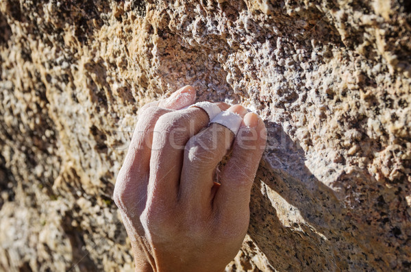Greep hand vrouw klein graniet rotsklimmen Stockfoto © pancaketom