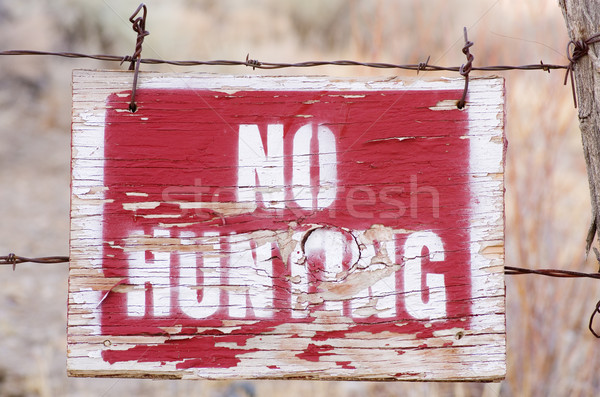 Nie polowanie podpisania drutu kolczastego ogrodzenia Zdjęcia stock © pancaketom