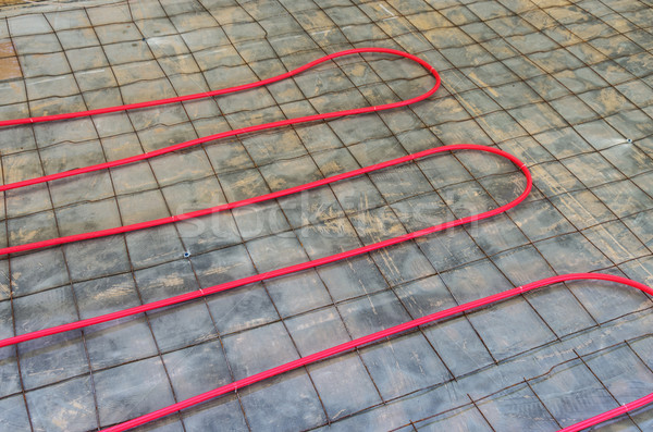 Căldură instalare construcţie roşu sârmă plastic Imagine de stoc © pancaketom