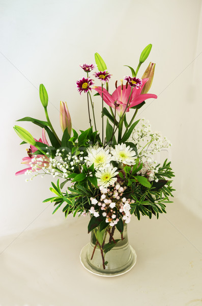 Lentebloem arrangement boeket lelie daisy laurier Stockfoto © pancaketom