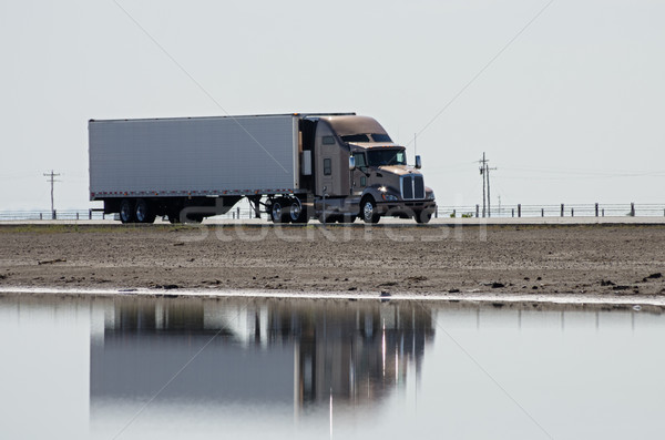 Camion şosea tractor conducere reflecţie apă Imagine de stoc © pancaketom