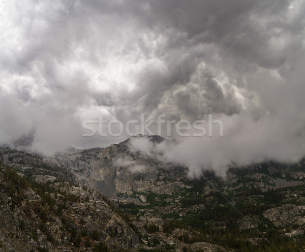 Dramatic munte nori lac Imagine de stoc © pancaketom