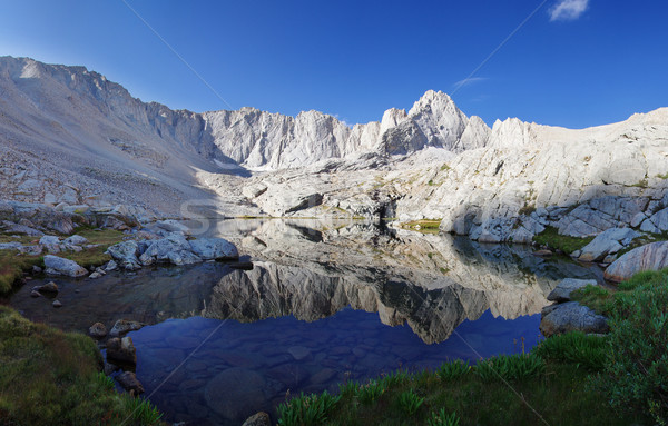 Alpino lago reflexión Nevada montanas California Foto stock © pancaketom