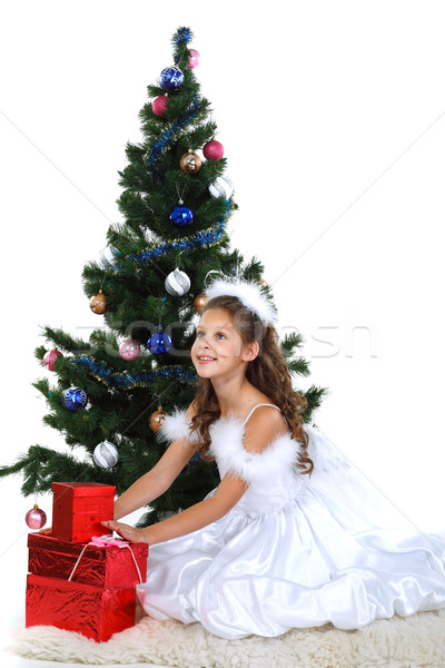 Fata frumoasa izolat alb copac Imagine de stoc © pandorabox