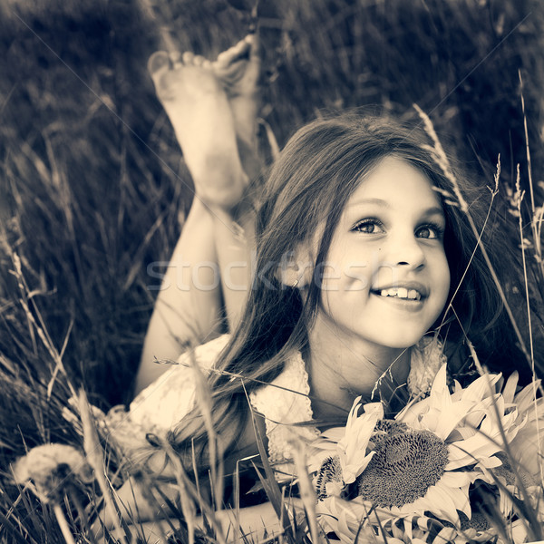 Kleines Mädchen Bereich Baum Gesicht Sonne Haar Stock foto © pandorabox