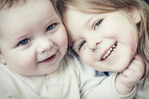 Twee gelukkig baby hoog iso glimlach Stockfoto © pashabo