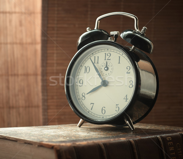 Dimineaţă shot retro ceas desteptator natural Imagine de stoc © pashabo