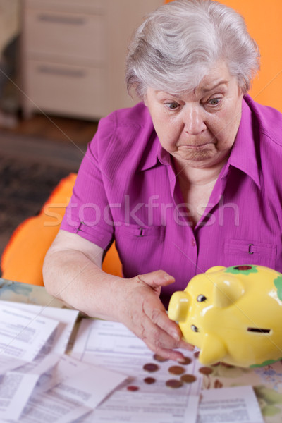 Foto stock: Deprimido · mirando · alcancía · jubilado · pequeño