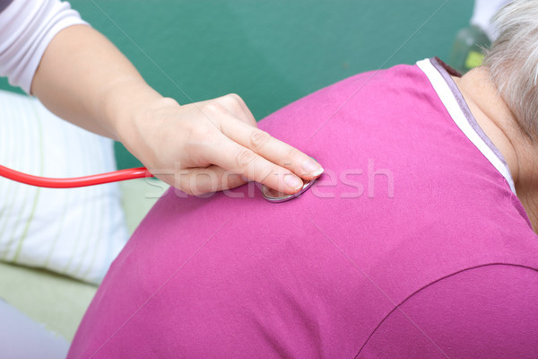 Arzt Senior Stethoskop weiblichen Hand Stock foto © Pasiphae