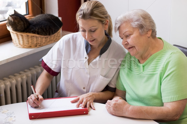 Enfermeira paciente casa loiro senior mulheres Foto stock © Pasiphae
