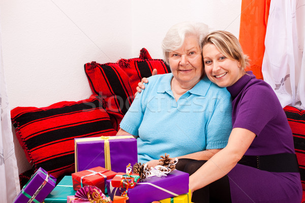 Mère fille cadeaux présente canapé heureux [[stock_photo]] © Pasiphae