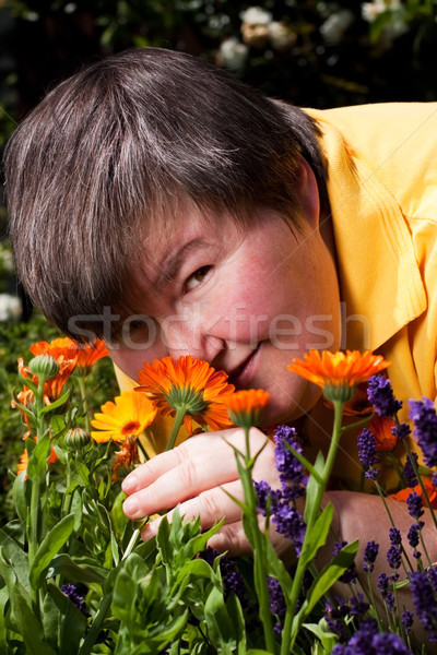 Inválido mulher grama cheiro flores jardim Foto stock © Pasiphae