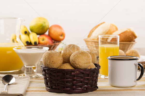 Brânză tabel cafenea dimineaţă pâine fructe Imagine de stoc © paulovilela