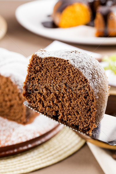 Foto stock: Bolo · de · chocolate · tabela · bolo · de · cenoura · bolo · branco · cozinhar