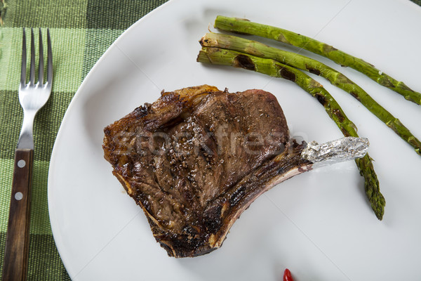 Carne la gratar alb placă roşii arpagic Imagine de stoc © paulovilela