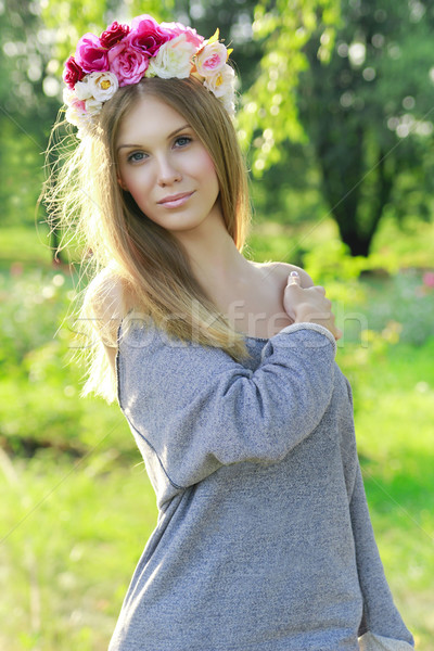 Mulher jovem floresta árvore cabelo beleza verão Foto stock © Pavlyuk