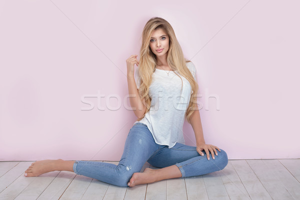 Blonde vrouw poseren jeans modieus blond aantrekkelijke vrouw Stockfoto © PawelSierakowski