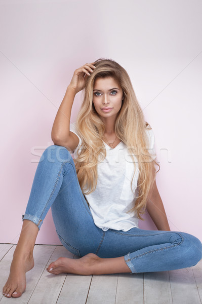 Modieus blonde vrouw roze blond aantrekkelijke vrouw poseren Stockfoto © PawelSierakowski