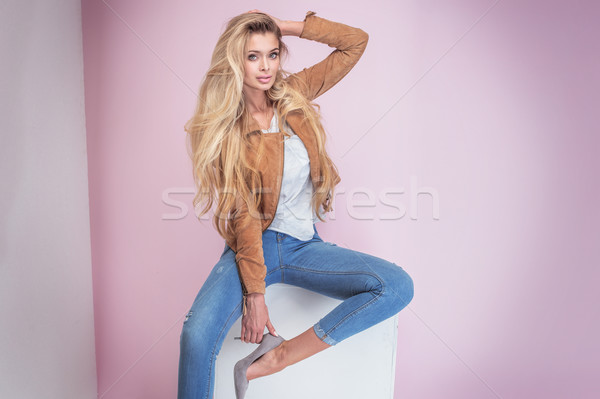 Modieus blonde vrouw roze blond mooie vrouw lang haar Stockfoto © PawelSierakowski