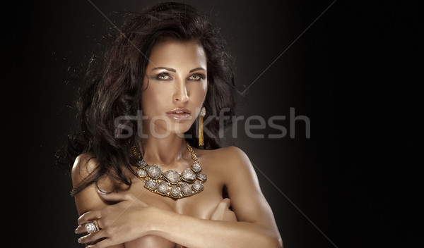 Portret aantrekkelijke vrouw sieraden aantrekkelijk brunette vrouw Stockfoto © PawelSierakowski